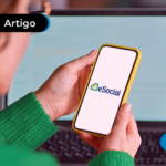 Pessoa abrindo o aplicativo do eSocial