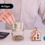 Miniatura de casa, calculadora e moedas em potinho transparente.