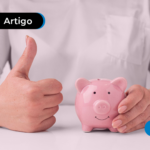 Pessoa segurando um cofre