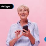 Pessoa sorrindo segurando um celular
