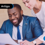 Pessoa sorrindo contratando um empréstimo consignado privado.