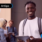 Pessoa sorrindo segurando um tablet
