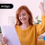 Pessoa feliz segurando um papel