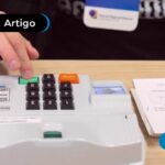 Mesário fazendo cadastro