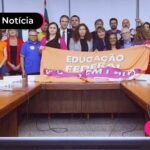 Servidores que concordam com o novo reajuste salarial.