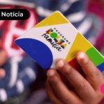Pessoa segurando cartão do programa Bolsa Família preocupada com golpes.