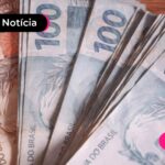 Notas de cem e cinquenta reais do empréstimo consignado.