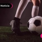 Pessoa chutando uma bola