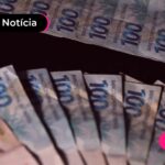 Notas de dinheiro espalhadas.