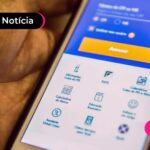 Trabalhadores acessando o aplicativo do FGTS para consultar o saldo.