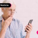 Pessoa de idade lendo notícia no celular sobre a revisão da vida toda.