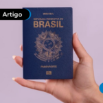 Pessoa segurando um passaporte