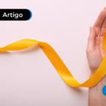 Pessoa segurando uma fita amarela