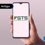 Pessoa segurando um celular com a logo do FGTS