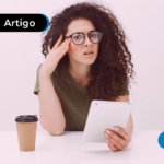 imagem de pessoa preocupada pesquisando sobre vinculo empregaticio