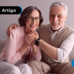 Duas pessoas de mias idade sorrindo