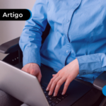 Pessoa em uma cadeira de rodas segurando um computador