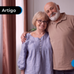 Duas pessoas de mais idade se abraçando sorrindo