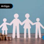 Imagem ilustrativa de bonecos de papel com pilhas de moedas do lado