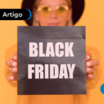 Pessoa segurando uma placa escrito Black Friday