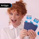 Pessoa segurando dois passaportes