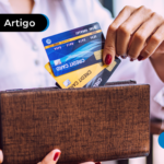 Pessoa segurando três cartões