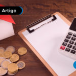Imagem de uma calculadora e moedas espalhadas em uma mesa