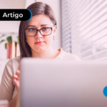 Pessoa olhando para o computador
