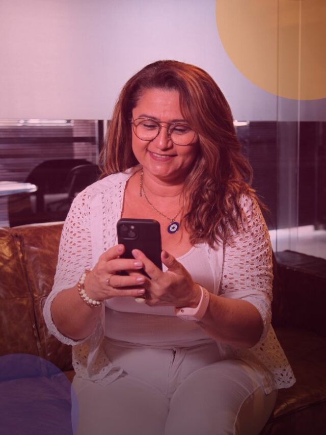 Pessoa sorrindo segurando um celular