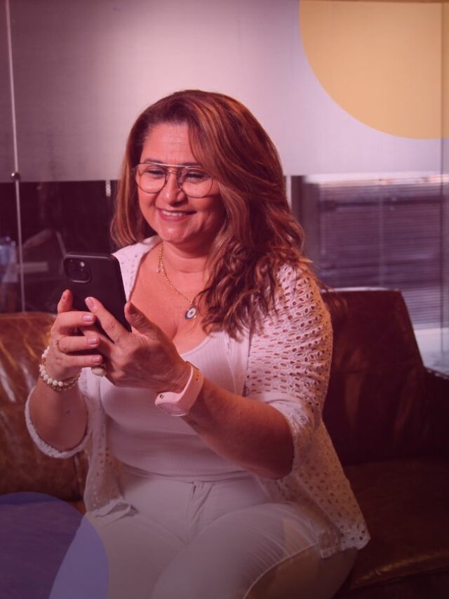 Pessoa olhando para o celular sorrindo