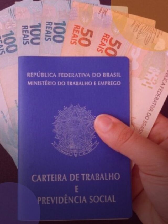 Pessoa segurando uma carteira de trabalho e cédulas de cinquenta e cem reais
