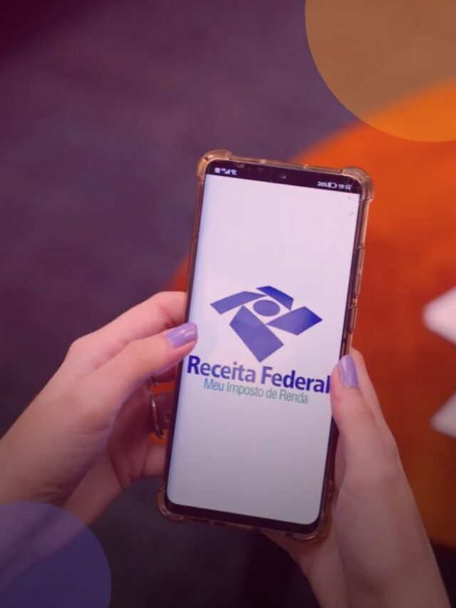 Pessoa segurando o celular com a imagem do Receita Federal