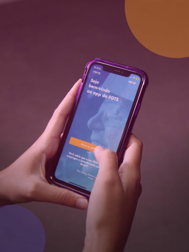 Pessoa segurando um celular com a página de login do aplicativo do FGTS