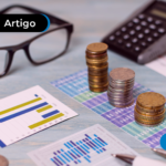 Imagem de pilhas de moedas, calculadora e óculos em cima da mesa