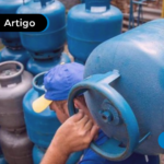 Pessoa pegando um botijão de gás