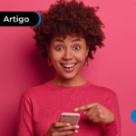 Pessoa segurando um celular sorrindo