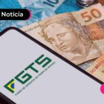 Aplicativo do FGTS e notas de cinquenta, cem e vinte reais ao lado.