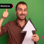 Pessoa sorrindo segurando uma seta