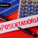 faixa com letra em vermelho escrito "aposentadoria" e calculadora ao lado.