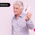 Pessoa de mais idade segurando um cartão consignado