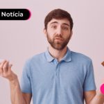 Pessoa com expressão de dúvida segurando cartão e celular.