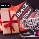Placa com frase "Black Friday" e carrinho de compras com presentes ao lado.