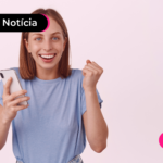 Pessoa sorrindo segurando um celular