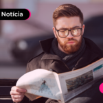 Jovem lendo revista e pensando como surgiu o 13º salário.