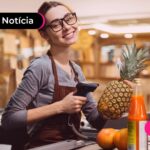 Pessoa que trabalha em supermercado sorrindo.