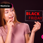 Pessoa segurando ilustração vermelha com frase de Black Friday.