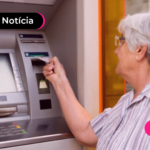 Aposentada recebendo pagamento INSS do mês de setembro no caixa eletônico.