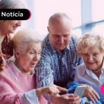 Aposentados reunidos lendo notícia sobre as datas de pagamento do décimo terceiro salário.