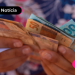 Pessoa segurando cédulas