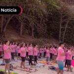 Pessoas em eventro gratuito do outubro rosa em Niterói.
